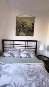 a bed in a bedroom with a picture on the wall at Central London Apartment - Yvonné in London