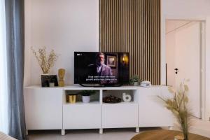 een tv op een witte kast in een woonkamer bij Grgic Apartments - Lux APT4 - Free parking in Zagreb