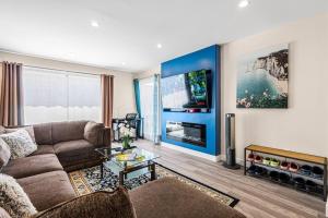 sala de estar con sofá y TV en 28088 4B-Cozy & Quiet/Safe Bright 4brs Home in Daly City en Daly City