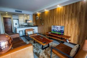 Una sala de estar con un sofá y un televisor. en 29 eastpoint@pointwaterfront, en Durban
