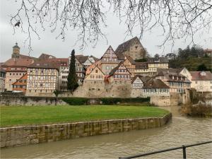 a view of a town with a river and buildings at Zentrale Altbauwohnung mit Flair in Schwäbisch Hall
