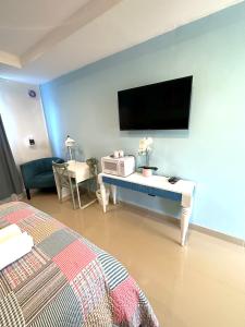 TV a/nebo společenská místnost v ubytování Noe Hotel , One Bed Room Close to The beach Room #1
