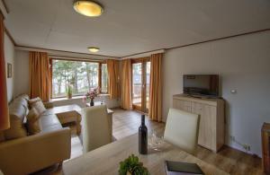 Телевизор и/или развлекательный центр в Camping-und Ferienpark Havelberge