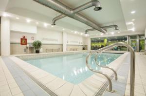 ein Pool in einem Hotel mit einem Schwimmpooliterator in der Unterkunft Villaggio Olimpico Sestriere in Sestriere