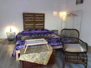 1 dormitorio con 2 camas, mesa y sillas en R&B MiDora, en Módena