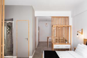een slaapkamer met een bed en een houten kast bij Acropolis Cozy Living in Athene