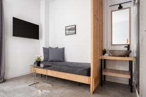 een slaapkamer met een bed, een wastafel en een spiegel bij Acropolis Cozy Living in Athene