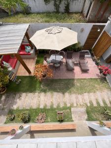 an overhead view of a patio with an umbrella and chairs at Pousada Vila Mar in Itaúnas