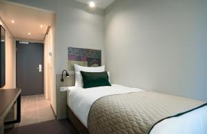 Ein Bett oder Betten in einem Zimmer der Unterkunft Leonardo Hotel Vienna City West