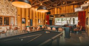 uma sala de bilhar com uma mesa de bilhar e um bar em Santa Clara Eco Resort em Dourado