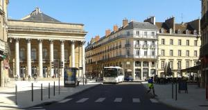 eine Stadtstraße mit einem Bus auf der Straße in der Unterkunft THEATRE 9 in Dijon