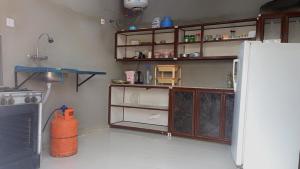 una cucina con frigorifero e un estintore di مخيم يمك دروبي a Al Ula