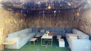 salon z niebieską kanapą i stołem w obiekcie مخيم يمك دروبي w mieście Al-Ula