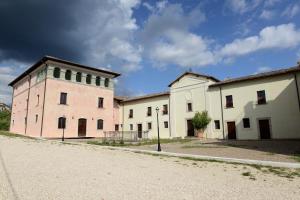een groep gebouwen op een onverharde weg bij Villa Pepoli in Monteleone Sabino