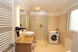 a bathroom with a sink and a washing machine at Vienna Stay Apartments Tabor 1020 in Vienna
