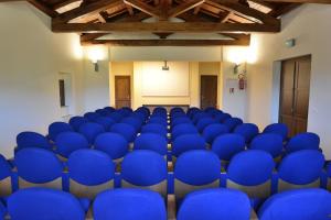 een kamer vol blauwe stoelen in een gebouw bij Villa Pepoli in Monteleone Sabino