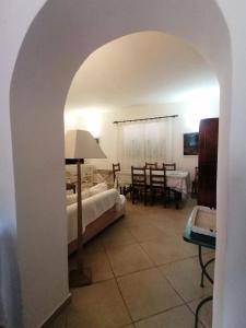 una habitación con dos camas y una mesa y sillas en Orbetello centro - Tramonto di Ponente casa indipendente, en Orbetello