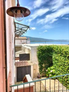 vistas a un balcón con vistas al océano en Orbetello centro - Tramonto di Ponente casa indipendente, en Orbetello