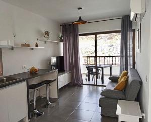 a kitchen and living room with a couch and a table at Apartamento Robi en Cumana II - Puerto Rico - Ap 508 in Puerto Rico de Gran Canaria