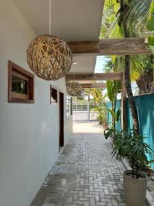 Um jardim em Santorini Beach Hotel