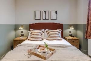 Tempat tidur dalam kamar di Redland Place - Your Apartment