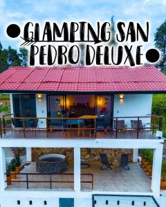 una casa con porche y textgaming san pedro blanca en Glamping San Pedro, en San Gil