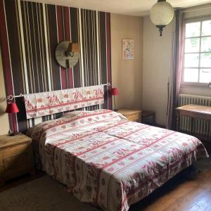 Cuxac-CabardèsMaison chaleureuse à Cuxac-Cabardès avec jardin de 3500m²的一间卧室配有一张带红色和白色棉被的床