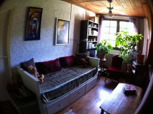 Cuxac-CabardèsMaison chaleureuse à Cuxac-Cabardès avec jardin de 3500m²的客厅配有带泰迪熊的沙发