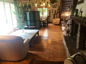 Cuxac-CabardèsMaison chaleureuse à Cuxac-Cabardès avec jardin de 3500m²的带沙发和壁炉的客厅 更多9张照片