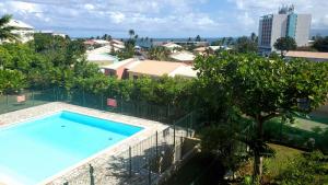 an overhead view of a swimming pool with trees and buildings at Duplex T2, 4 adultes, piscine, plage à proximité in Le Gosier