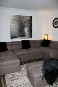 ein Wohnzimmer mit einem Sofa und einem Bild an der Wand in der Unterkunft Relax in spacious Hoover condo in Hoover