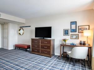 Hotel Gettysburg的电视和/或娱乐中心