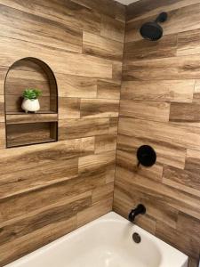 ein Badezimmer mit einer Badewanne und einem Waschbecken in der Unterkunft Relax in spacious Hoover condo in Hoover