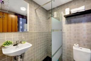 ein Badezimmer mit einem Waschbecken, einem WC und einem Spiegel in der Unterkunft Apartamento Rebeca in Tazacorte