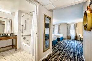 盖茨堡Hotel Gettysburg的一间带床和浴室的酒店房间