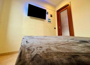 ナポリにあるNapoli Centroのベッドルーム1室(壁に薄型テレビ付)