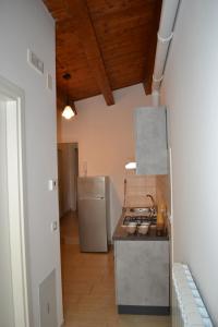 A kitchen or kitchenette at Casa Vacanza Palazzo la Loggia