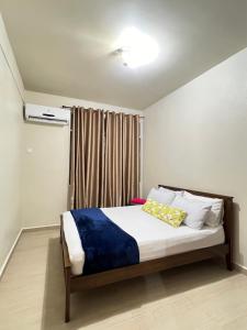 a bedroom with a large bed with a window at The Rockview Bayu Emas Penang Near Beach in Batu Ferringhi