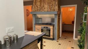 Allouville-Bellefosse的住宿－Gîte « Le Querqus » - 6 voyageurs，客房内的厨房配有炉灶烤箱