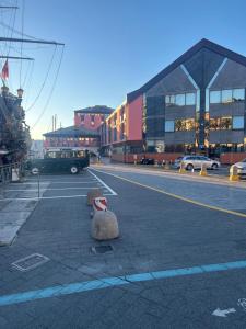 un parcheggio con un parcheggio con un edificio di Porto Antico Boat a Genova