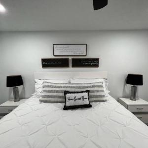 een wit bed met een kussen erop bij Beautiful Paradise near AU in Auburn