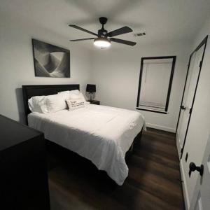 a bedroom with a bed with a ceiling fan at Beautiful Paradise near AU in Auburn