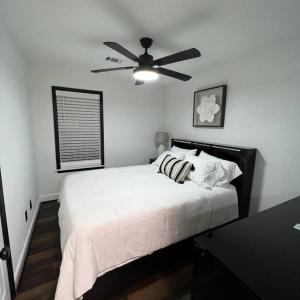 een slaapkamer met een bed en een plafondventilator bij Beautiful Paradise near AU in Auburn