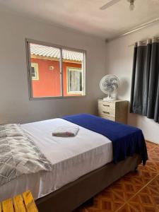 Un dormitorio con una cama grande y una ventana en Amares Hostel en Florianópolis