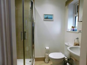 シェリンガムにあるThe Sidingsのバスルーム(シャワー、トイレ、シンク付)