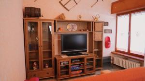 TV a/nebo společenská místnost v ubytování Accogliente Appartamento Foppolo