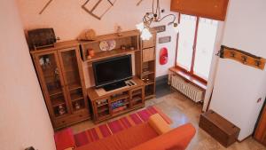 TV a/nebo společenská místnost v ubytování Accogliente Appartamento Foppolo + 20 fotografií