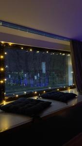 une chambre avec une fenêtre éclairée dans l'établissement Apartment Duplex 24, à Bordjomi
