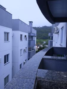 uma vista a partir da varanda de um edifício em Apartamentos com Vista pro Mar de Imbituba residencial mar azul em Imbituba