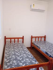 um quarto com duas camas num quarto em Apartamentos com Vista pro Mar de Imbituba residencial mar azul em Imbituba